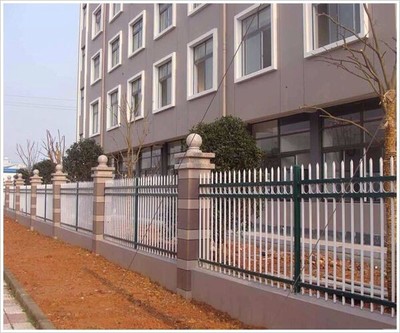 蘭州品牌護欄廠家推薦 恒源鋼材鐵藝公司的圍欄設(shè)施